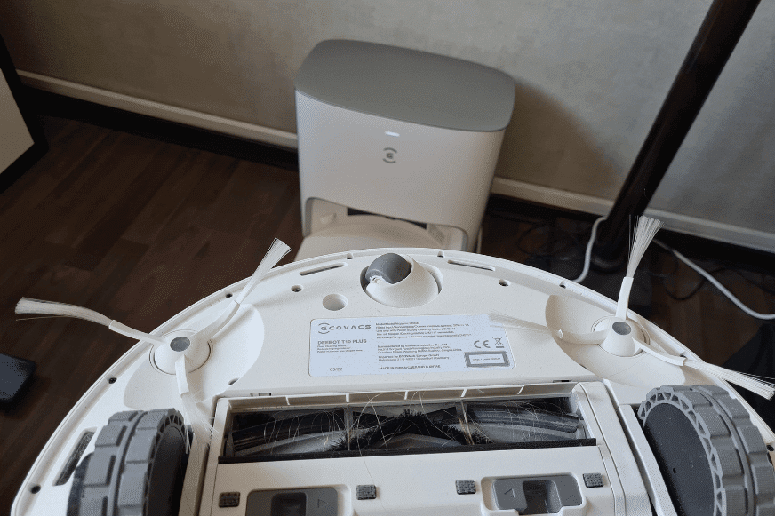 Die zwei langen Seitenbürste des ECOVACS DEEBOT T10 sind zu sehen.